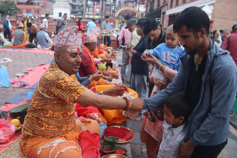 पशुपति क्षेत्रमा रक्षाबन्धन धारण गर्ने घुइँचो [तस्बिरहरू]